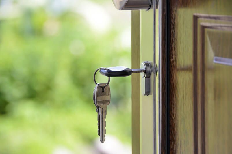 a door handle with a key attached to it.